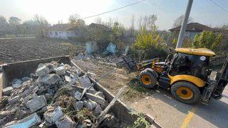 Akyazı’da metruk binalar yıkılıyor