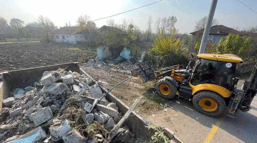Akyazı’da metruk binalar yıkılıyor