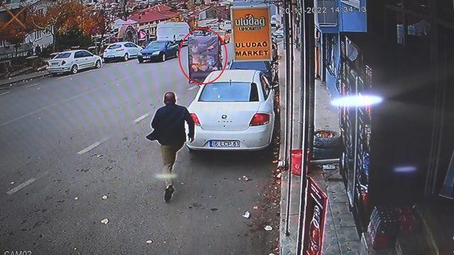 Şiddetli lodos panik yarattı! 'Dolap gidiyor' diyerek koşup böyle yakaladı: O anlar kamerada