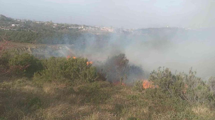 Sultangazi’de çalılık alanda korkutan yangın