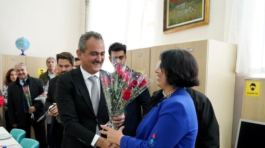 Bakan Özer duyurdu! 31 Aralık'a kadar öğretmenlere yüzde 30 indirim yapılacak