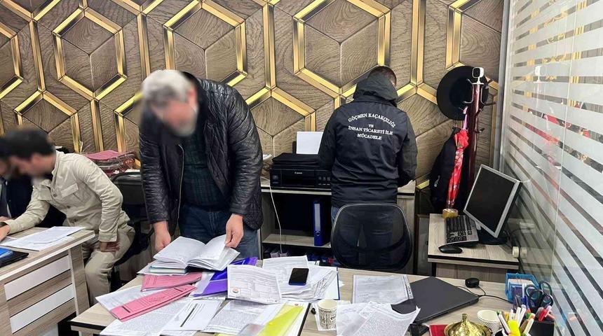 Yabancı uyruklulara sahte belge düzenleyen 2 şüpheli yakalandı