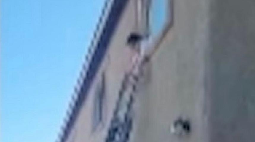 Film gibi hikaye: Ailesi tarafından 1 yıl boyunca bir odaya kapatılıp aç susuz bırakıldı! Tişörtleri birbirine bağlayıp...