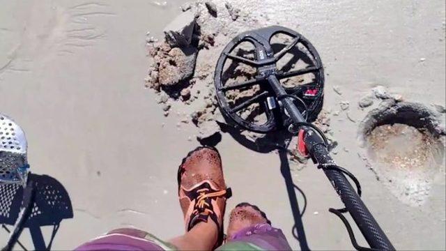 Sahilde yürürken kumların arasına gömülü bir tektaş buldu! Değeri dudak uçuklattı... Tam 40 bin dolar değerinde