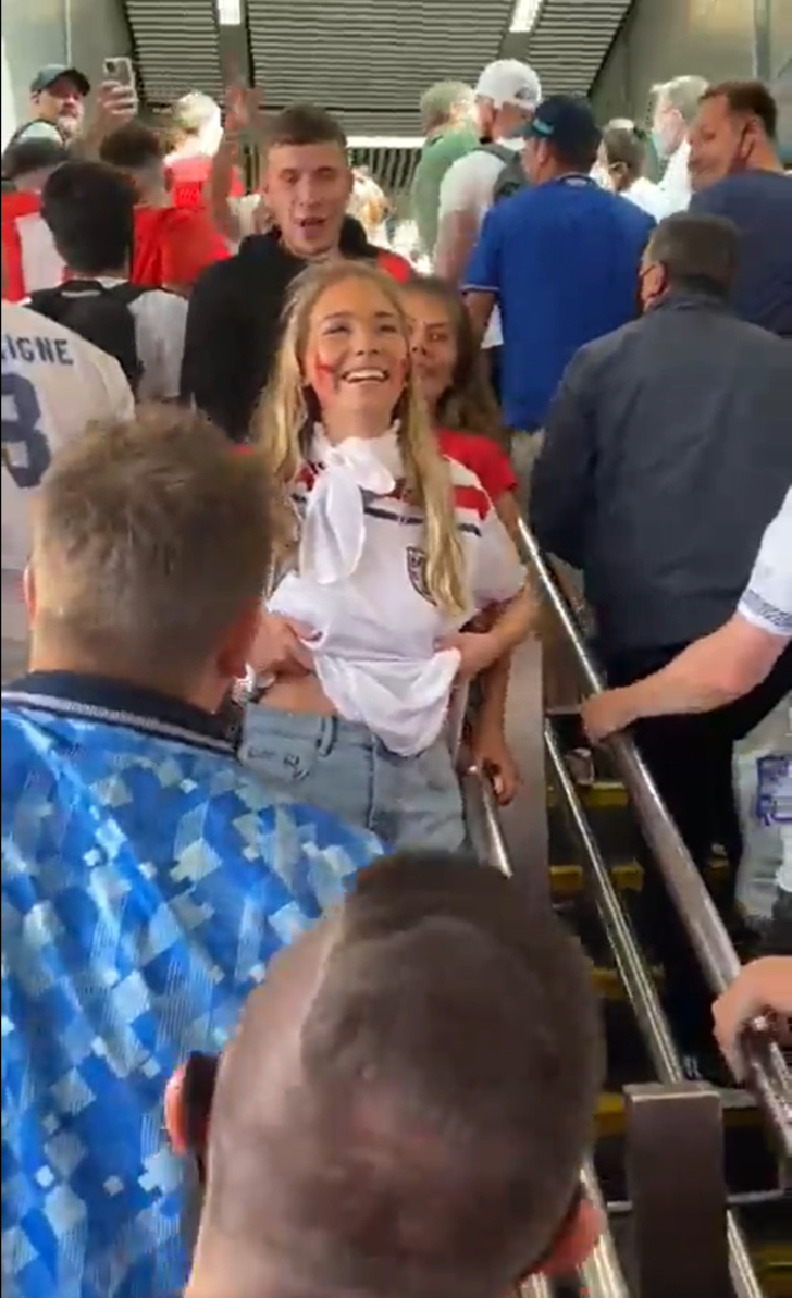 Katar'da herkesi şaşkına çeviren an! İngiliz taraftarı kadın bir anda göğüslerini açınca... G1