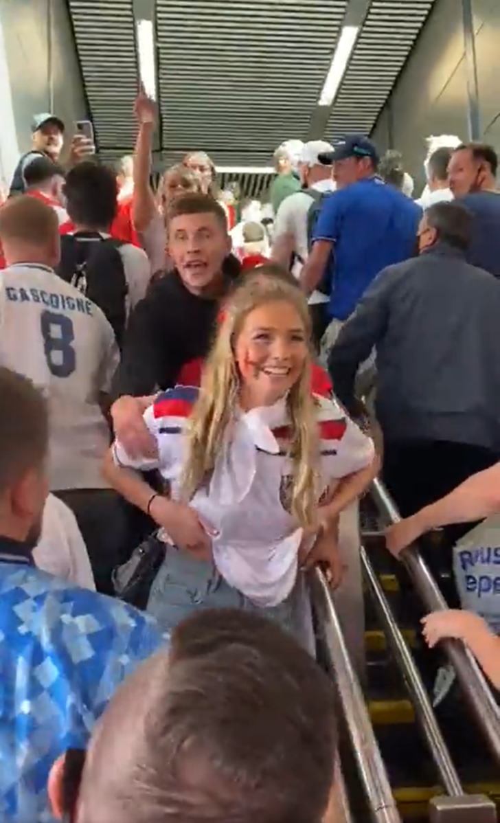 Katar'da herkesi şaşkına çeviren an! İngiliz taraftarı kadın bir anda göğüslerini açınca... G2