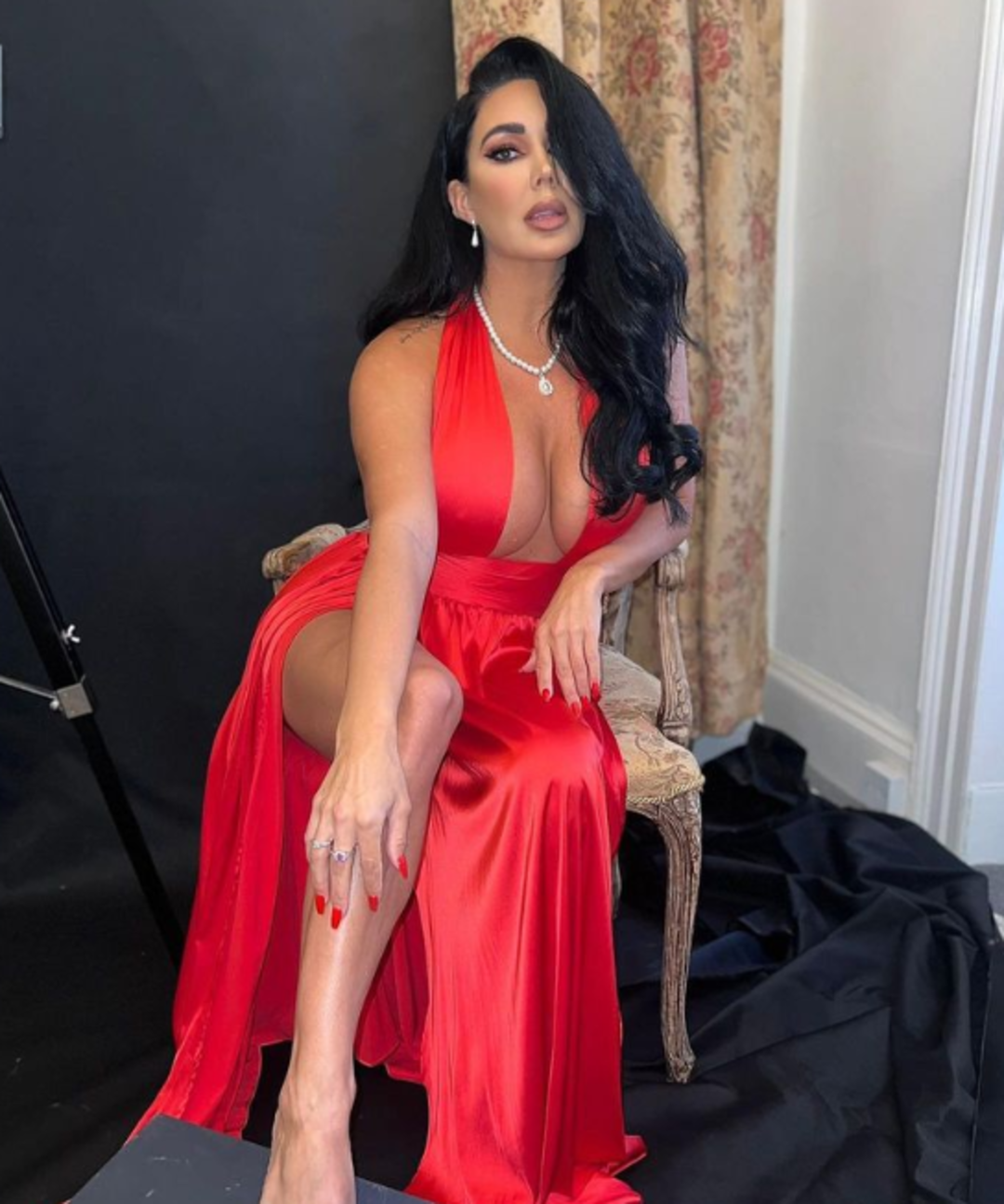 Emekliliğe ayrıldığını duyurmuştu! İngiltere&rsquo;nin en seksi taraftarı geri d&ouml;nd&uuml;... G&ouml;ğ&uuml;s dekolteli forması heyecanlandırdı