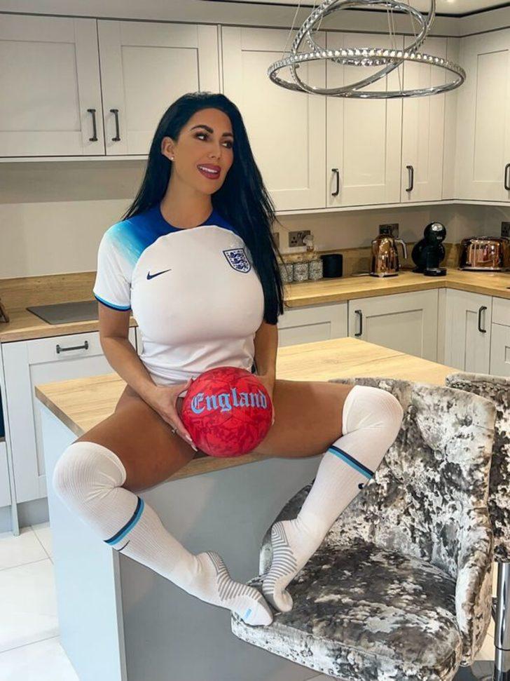 Emekliliğe ayrıldığını duyurmuştu! İngiltere’nin en seksi taraftarı geri döndü... Göğüs dekolteli forması heyecanlandırdı G1