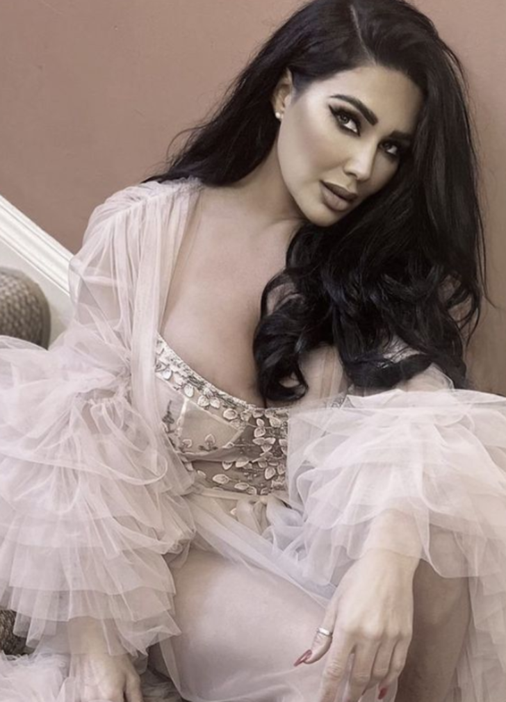 Emekliliğe ayrıldığını duyurmuştu! İngiltere’nin en seksi taraftarı geri döndü... Göğüs dekolteli forması heyecanlandırdı G4