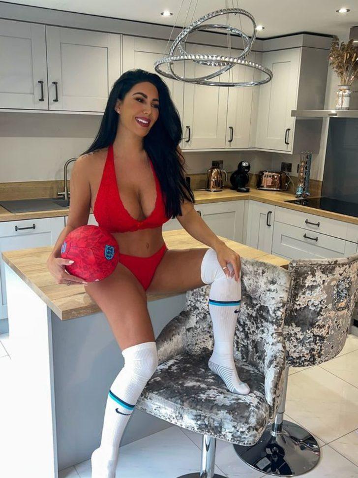 Emekliliğe ayrıldığını duyurmuştu! İngiltere’nin en seksi taraftarı geri döndü... Göğüs dekolteli forması heyecanlandırdı G5