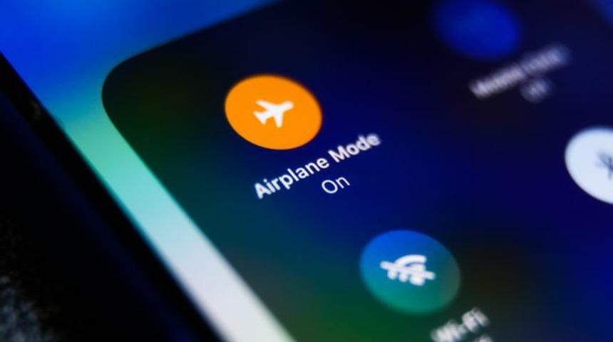 Herkes bu sorunun cevabını merak ediyor! Uçuşta cep telefonunuzu uçak moduna almazsanız ne olur?