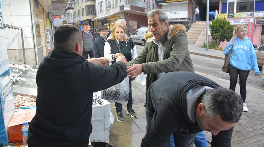 Hamsinin fiyatı 10 liraya düştü! Vatandaş kapış kapış aldı