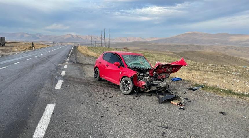 Ağrı'da otomobil ile tırın çarpıştığı kazada 1 kişi öldü