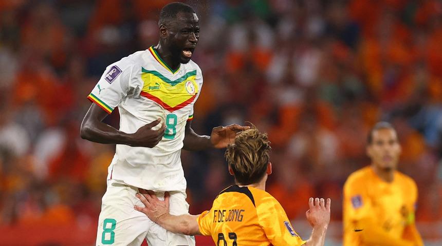 Hollanda-Senegal maçında Frenkie de Jong'un Kouyaté'ye yaptığı hareket tepki çekti!