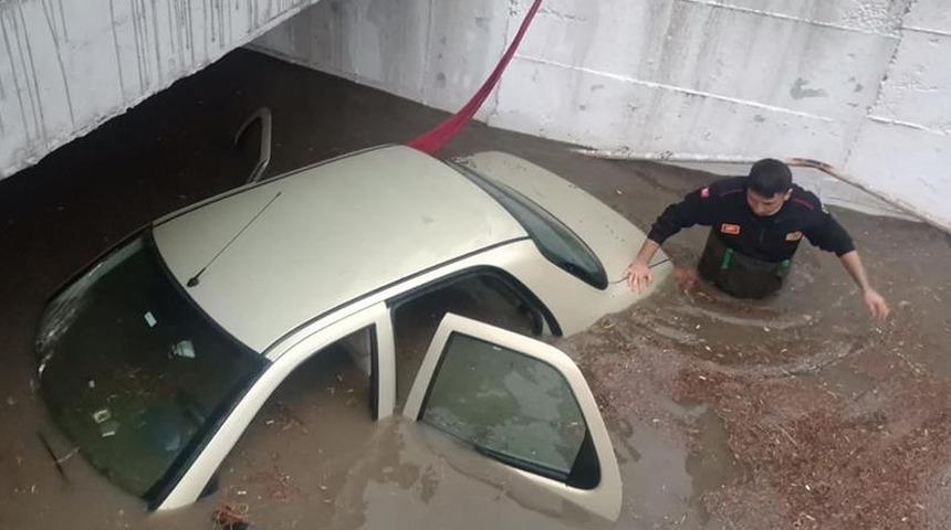 20 dakikada hayatı felç etti! Sağanak yağış vatandaşlara zor anlar yaşattı... İstanbul'u da lodos vurdu