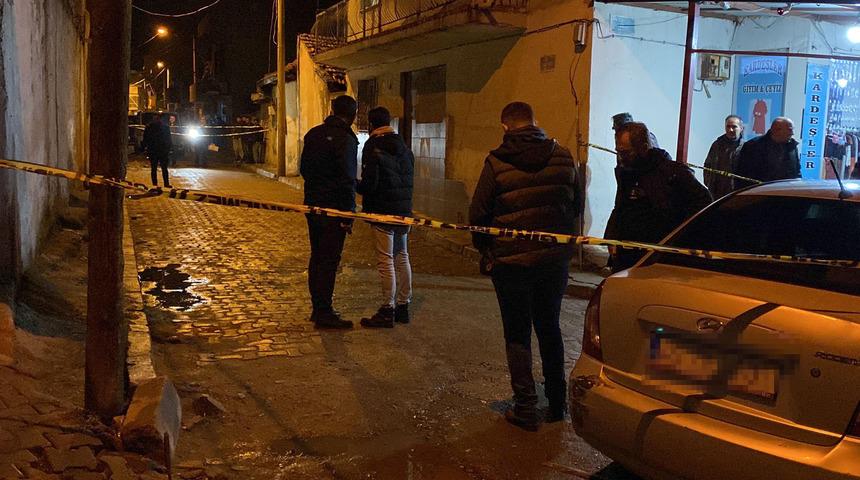 Manisa'da amca-yeğen evlerinin önünde silahlı saldırıya uğradı