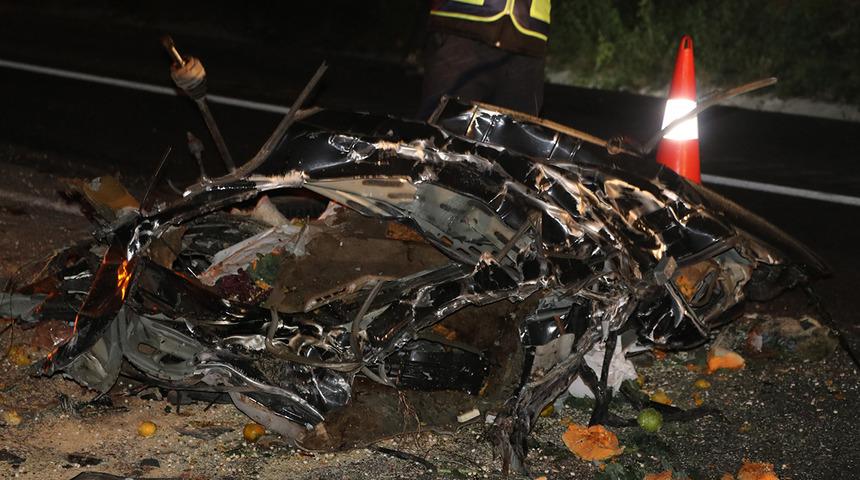 Kocaeli'de korkunç kaza! Araçtan eser kalmadı... Üç kişi hayatını kaybetti