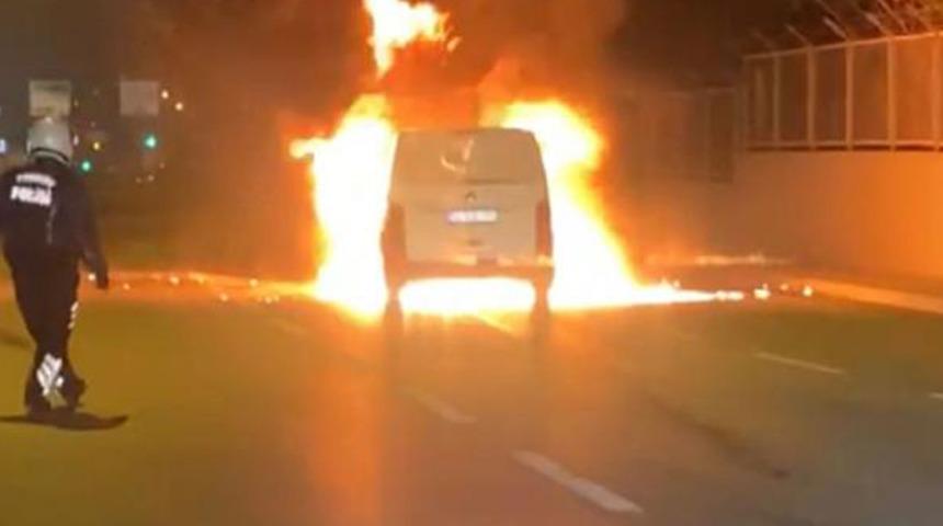Minibüs alev topuna döndü! Vatandaşlar aldırış etmedi