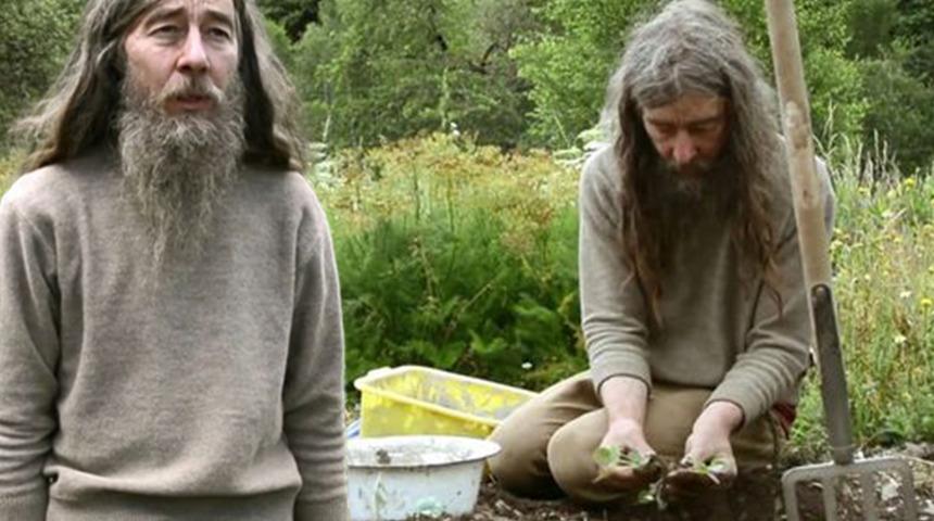 Ormanda hayat! Tam 32 yıl boyunca elektrik ve su olmadan yaşadı... Çamurdan kulübesinde çok mutlu