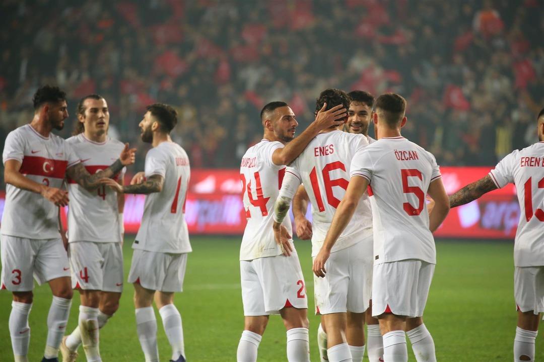 Transferde dev derbi! Beşiktaş ve Trabzonspor, milli sağ bek i&ccedil;in karşı karşıya...