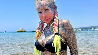 Polonya’nın en dövmeli kadını olmayı başardı! Vücudunun %96’sı dövmelerle kaplı... “Acıdan bacaklarım titredi”