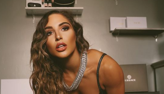 Transparan elbisesiyle olay paylaşım! Böyle kutlama yaptı