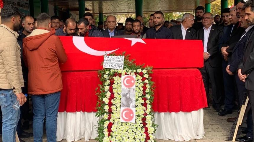 Şehit Öğretmen Ayşenur Alkan son yolculuğuna uğurlandı