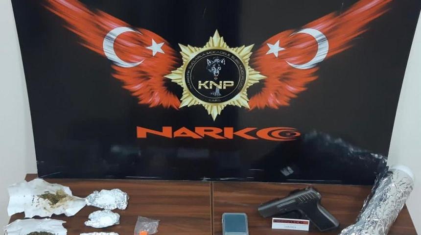 Kars'ta uyuşturucu ticareti iddiasıyla 8 zanlı tutuklandı