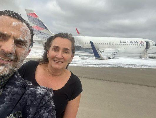 Sağ salim kurtuldular! Uçaktan çıkar çıkmaz selfie çekildiler