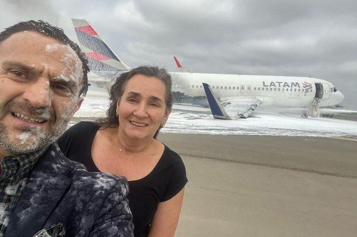 Dünyanın konuştuğu uçak kazasından sağ salim kurtuldular! Uçaktan çıkar çıkmaz selfie çekildiler... Tepki yağdı