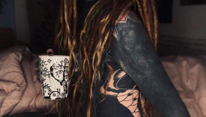 Çırılçıplak poz verip tüm dövmelerini sergiledi!