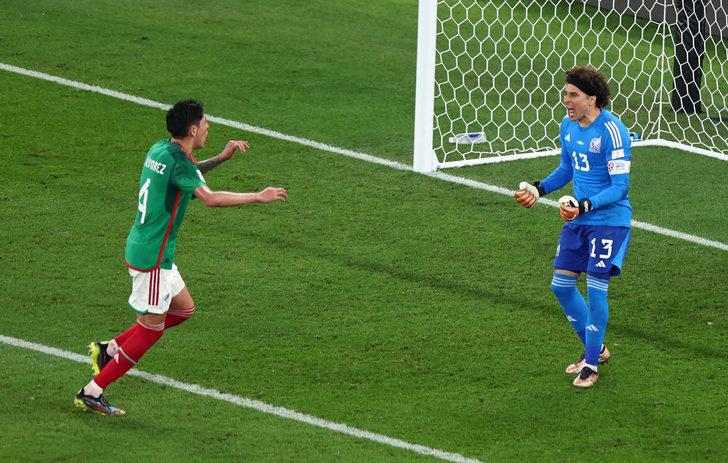 Dünya Kupalarının değişilmez kalecisi Guillermo Ochoa! Lewandowski'nin penaltısını kurtardı G5
