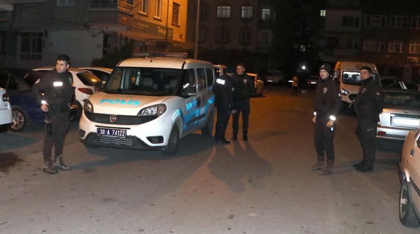 Afganistan uyruklu kişi, eşini yüzüne attığı sıvı ile yaraladı