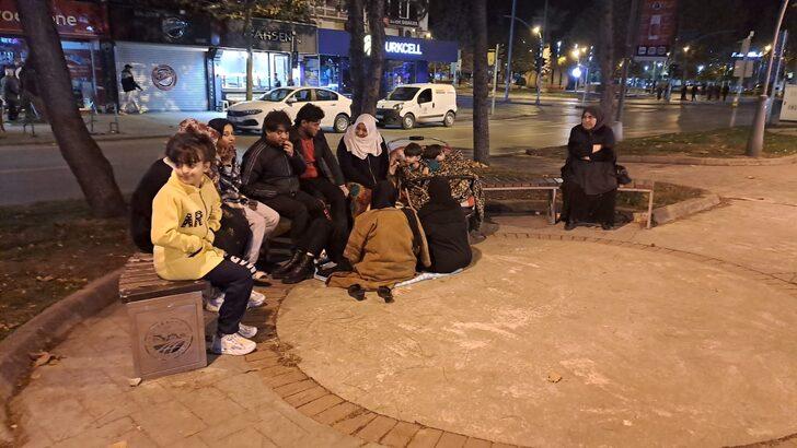 Düzce'deki deprem sonrası panik anları kamerada! İstanbul'da vatandaşlar depreme böyle yakalandı G5