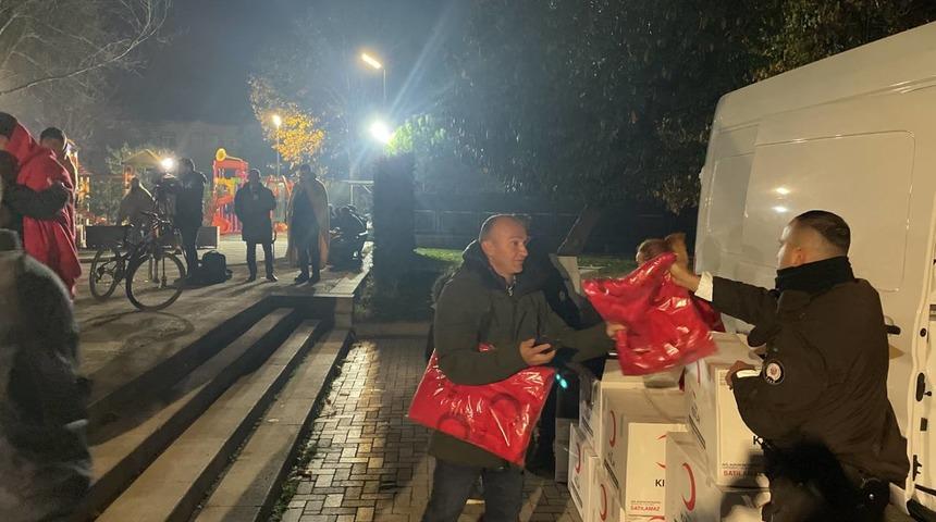 Düzce'de deprem nedeniyle vatandaşlar sokaklarda bekleyişini sürdürüyor