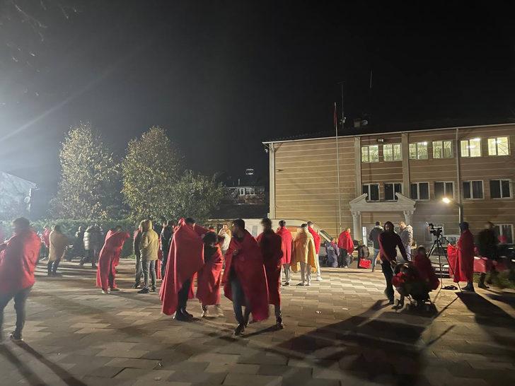 Düzce'deki deprem sonrası panik anları kamerada! İstanbul'da vatandaşlar depreme böyle yakalandı G1