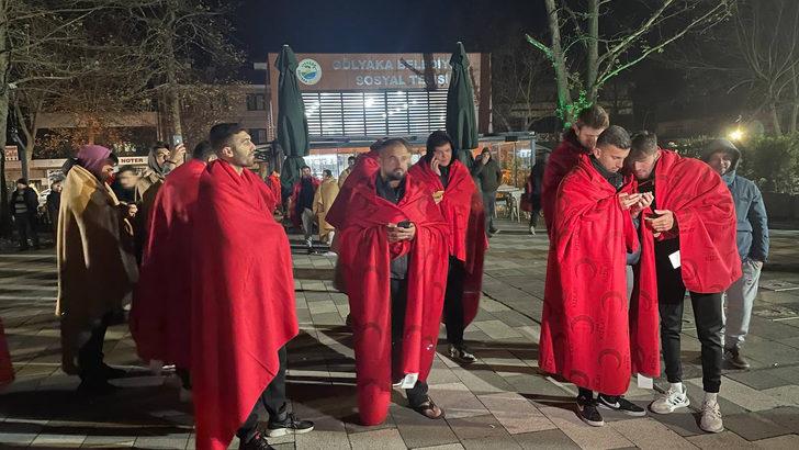 Düzce'deki deprem sonrası panik anları kamerada! İstanbul'da vatandaşlar depreme böyle yakalandı G2