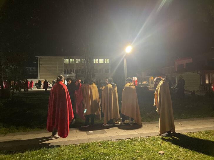 Düzce'deki deprem sonrası panik anları kamerada! İstanbul'da vatandaşlar depreme böyle yakalandı G4