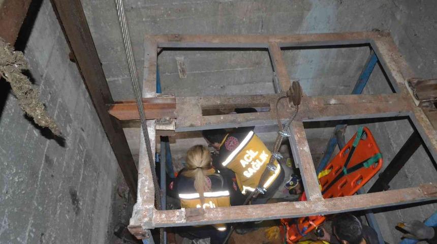 Halatı boşalan asansör zemine çakıldı, sıkışan 2 işçi yaralandı