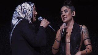 Melek Mosso sahnede annesiyle türkü söyledi! Dinleyenlerin kulaklarının pası silindi