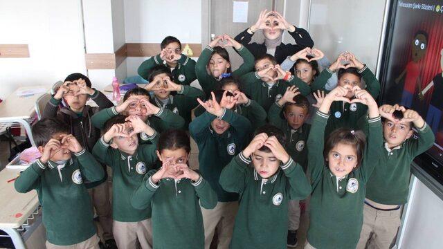 Çiçeği burnunda genç köy öğretmeni öğrencilerine ışık oluyor