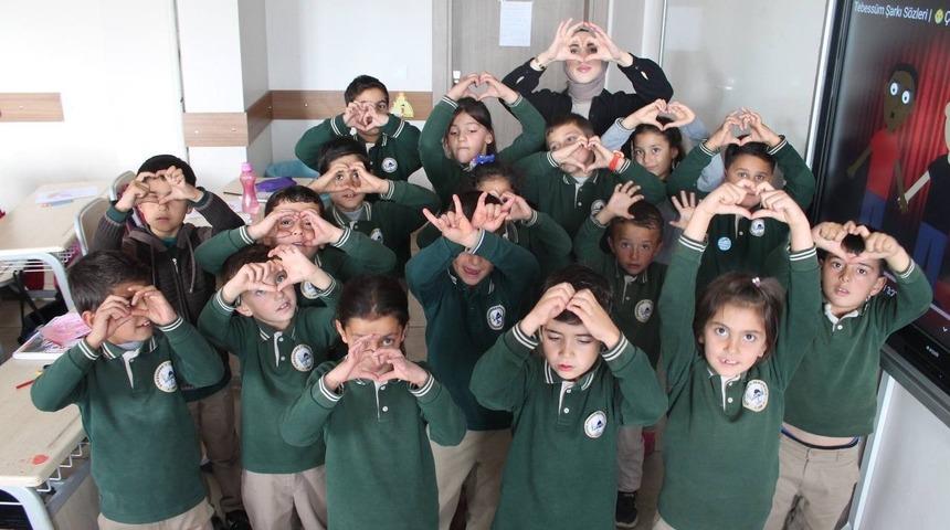 Çiçeği burnunda genç köy öğretmeni öğrencilerine ışık oluyor