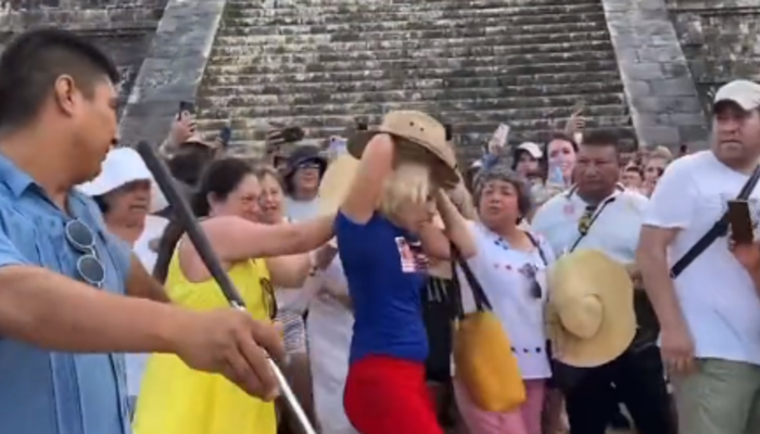 Kutsal piramide &ccedil;ıkıp dans etti! &Ouml;fkeli kalabağın hedefi oldu