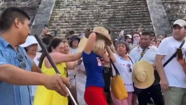 Meksika’daki kutsal piramidin üzerine çıkıp dans etmeye başladı! Öfkeli kalabalığın hedefi oldu