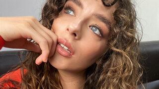 Baba'nın Firuze'si Buse Meral göğüs dekolteli pozuyla takipçilerini büyüledi