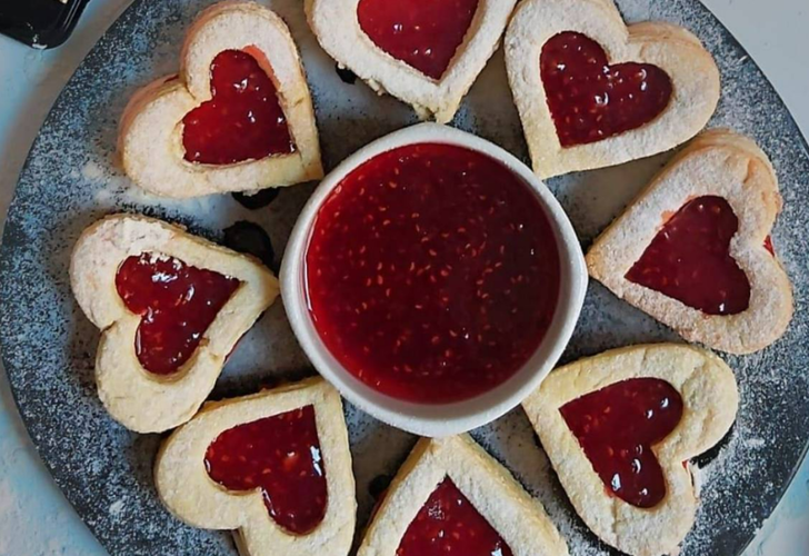 Öğretmenler günü için en güzel hediye: Reçelli kalpli kurabiye tarifi! Akışkan kalpli kurabiye nasıl yapılır?