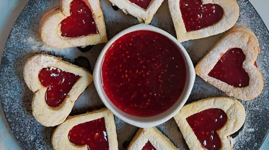 Öğretmenler günü için en güzel hediye: Reçelli kalpli kurabiye tarifi! Akışkan kalpli kurabiye nasıl yapılır?