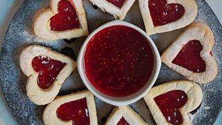 Öğretmenler günü için en güzel hediye: Reçelli kalpli kurabiye tarifi! Akışkan kalpli kurabiye nasıl yapılır?