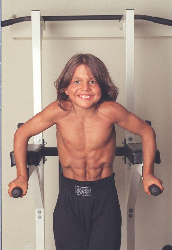 Dünyanın en güçlü çocuğu olarak ünlenmişti! 8 yaşındaki karın kaslarını gören inanamıyordu... Son hali inanılmaz G3