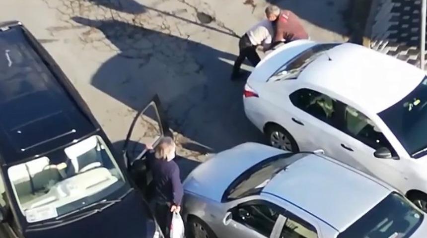 Sürücüler kavga ederken adeta güreşti! İstanbul’daki garip yol verme kavgası kamerada